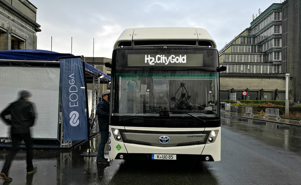 Toyota H2.City Gold ma zasięg 400 km, a jego tankowanie trwa 9 minut. Ogniwa oraz zbiornik zamontowano na dachu