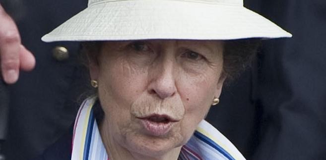 Księżna Anna dopinguje księżniczkę Zarę podczas olimpiady w Londynie. Zara Phillips startowała we wszechstronnym konkursie konia wierzchowego.