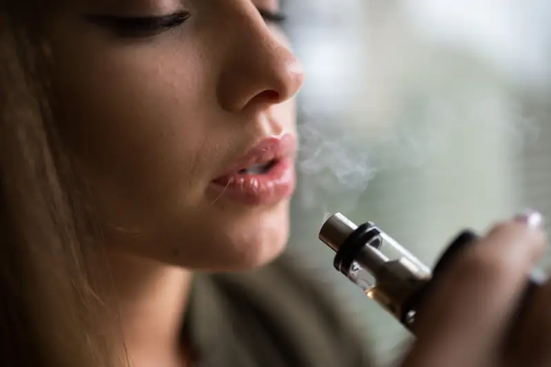 Już nikt nie prosi o &quot;bucha&quot; z papierosa/ vape&#39;a od znajomego / Stock / Getty Images Plus sestovic