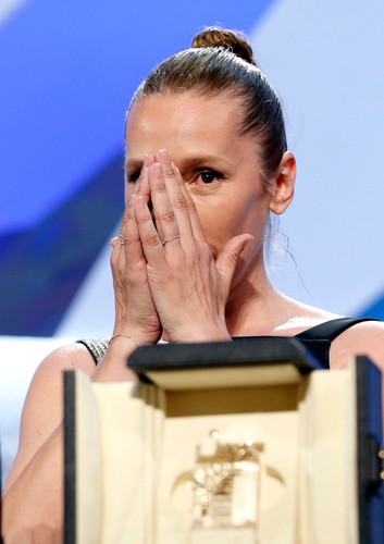 Nagrodę za najlepszą rolę kobiecą jury festiwalu filmowego w Cannes postanowiło przyznać dwóm aktorkom. Otrzymały je: Amerykanka Rooney Mara za rolę w filmie 'Carol' oraz Emmanuelle Bercot (na zdjęciu) za 'Mon roi' ('Mój król')