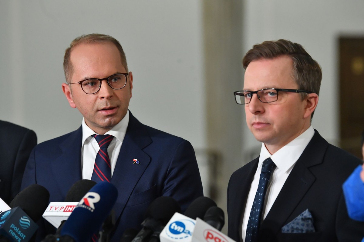 Posłowie KO Michał Szczerba (L) i Dariusz Joński (P)