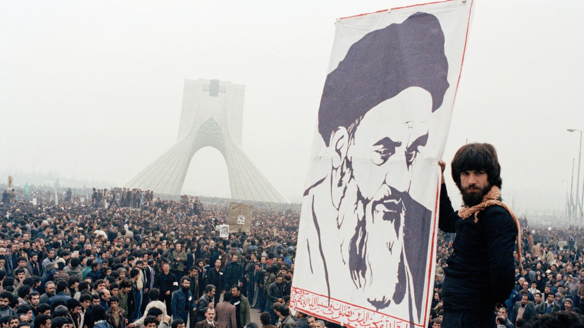 Iranski demonstranti sa slikom šaha Mohamada Reze Pahlavija u Teheranu 9. oktobra 1978. 