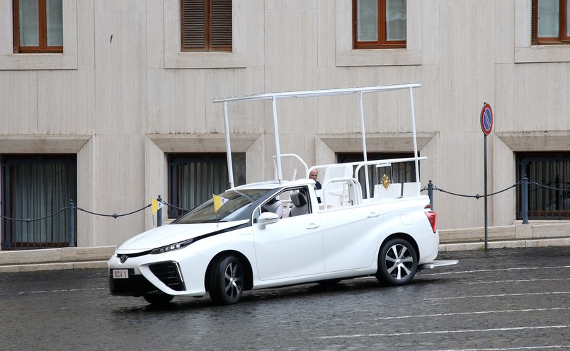 Toyota Mirai Papamobile