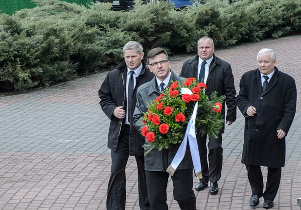 Prezes PiS Jarosław Kaczyński w drodze na uroczystości pogrzebowe.
