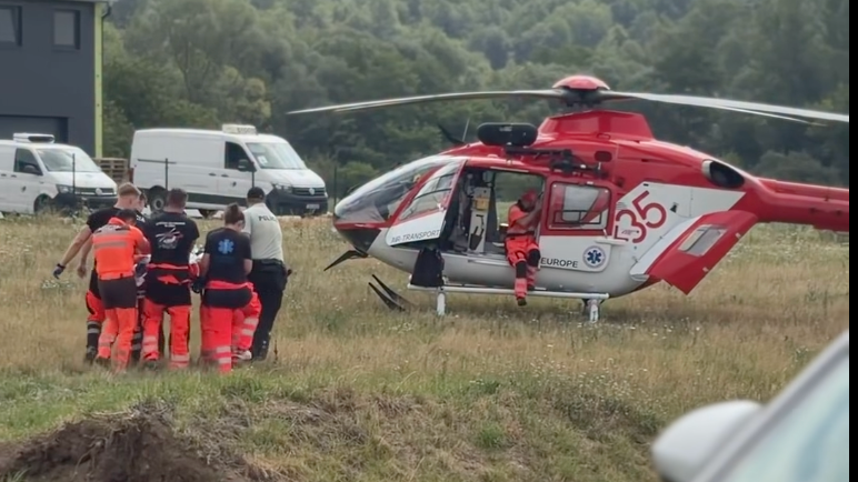 Jednu zo zranených osôb podľa nej záchranári transportovali vrtuľníkom do nemocnice.