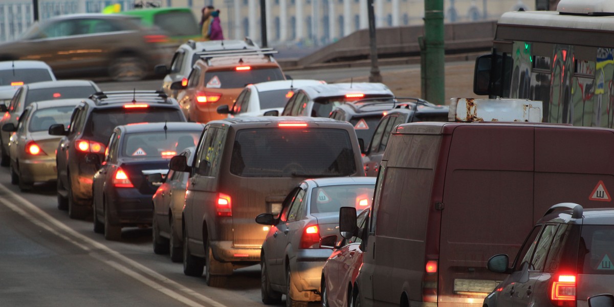 Polskie miasta zalewają samochody, bo brakuje alternatyw