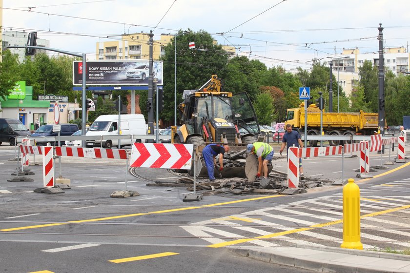 Paraliż komunikacyjny na Bemowie. Tramwaje jeździły za blisko siebie. Trzeba zrywać tory