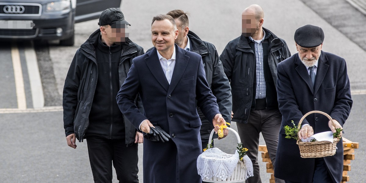 Andrzej Duda w towarzystwie ochrony i ojca udaje się na święcenie pokarmów.