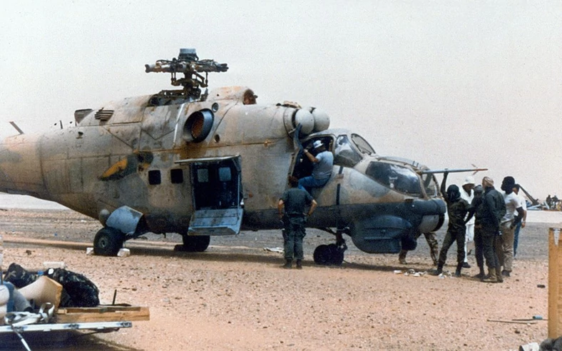 Mi-24 podczas inspekcji w bazie Oudi Doum