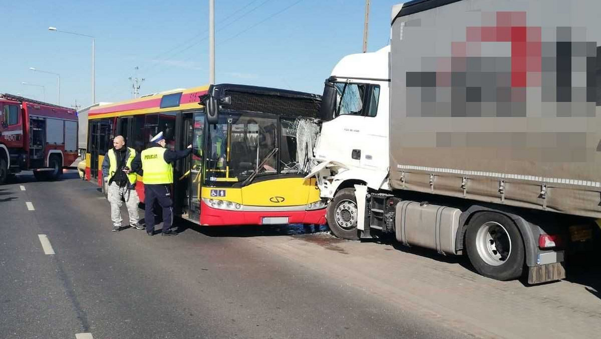 Kierowca miejskiego autobusu, który wczoraj uderzył w zaparkowaną ciężarówkę, tymczasowo stracił prawo jazdy. O tym, czy je odzyska, zadecyduje wkrótce sąd.