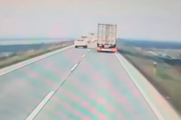(VIDEO) PRETIČE KAMION, PA UPADA U "MAKAZICE" Neverovatan snimak bahate vožnje, za dlaku izbegnuta NESREĆA