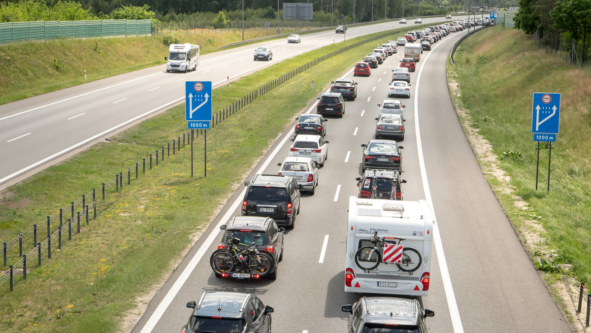 Ponad pół godziny trzeba czekać w korku bramkami wjazdowymi na płatny odcinek autostrady A1 w Nowej Wsi koło Torunia w kierunku Gdańska – poinformowało Centrum Kontroli Ruchu Autostrady A1.