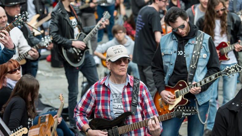 Miłośnikom gitarowych dźwięków, zgromadzonym w niedzielę na wrocławskim Rynku, udało się pobić ustanowiony w 2014 r. gitarowy Rekord Guinnessa. "Hey Joe" wspólnie zagrało 7356 gitarzystów; to o 12 więcej niż dwa lata temu.