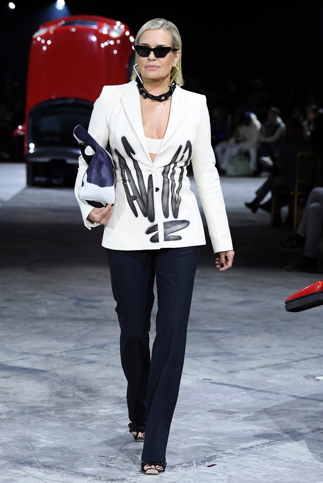 Gigi és Bella Hadid édesanyja, Yolanda ellopta a show-t a kifutón