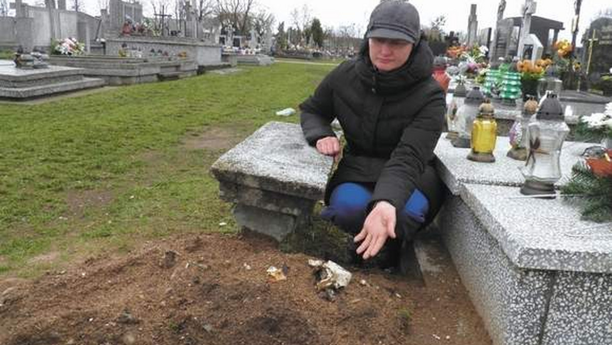 Szczątki moich bliskich zostały zbezczeszczone - nie kryje zdenerwowania Jan Florczyk z Mątwicy w gminie Nowogród. - Grabarz wziął pieniądze za pochówek, a w czasie pogrzebu kazał mi zebrać ziemię, która nie zmieściła się do grobu i rozsypać na pole. A tam były fragmenty kości i trumny - dodaje.