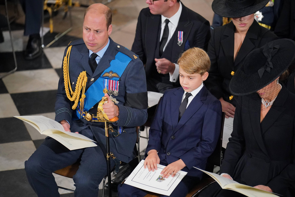 Książę Walii, książę George i księżniczka Walii podczas państwowego pogrzebu królowej Elżbiety II 