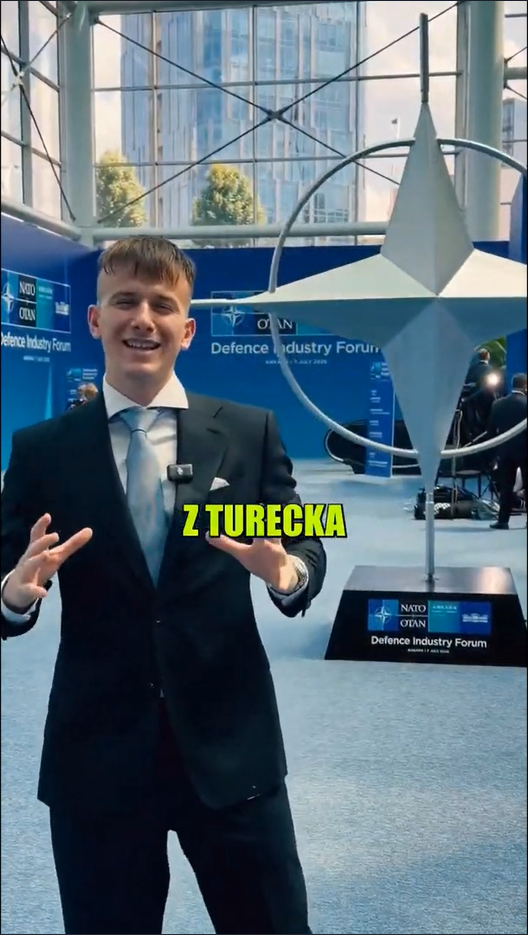 Influencer Oskar Barami na summite NATO v Ankare v Turecku. 