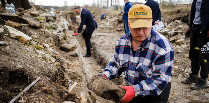 Zatrważająca historia z Będzina. Lokalny badacz dziejów odkrył, co komuniści zrobili z nagrobkami