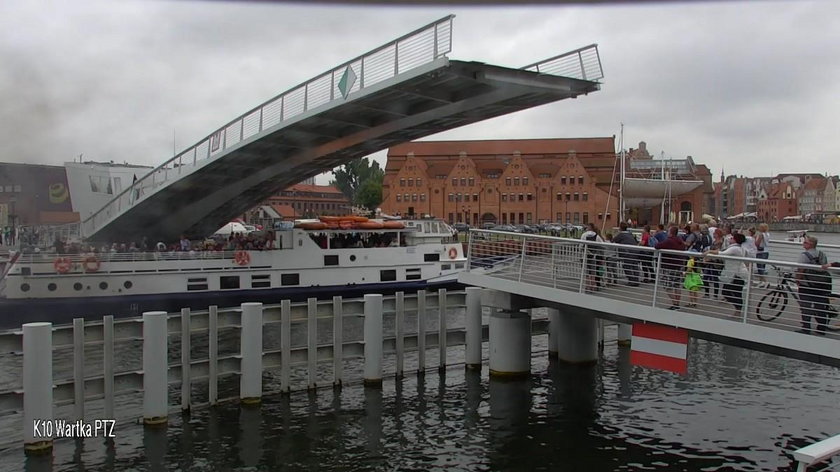 Statek pasażerki "Danuta" przepłynął pod opuszczoną do połowy kładką