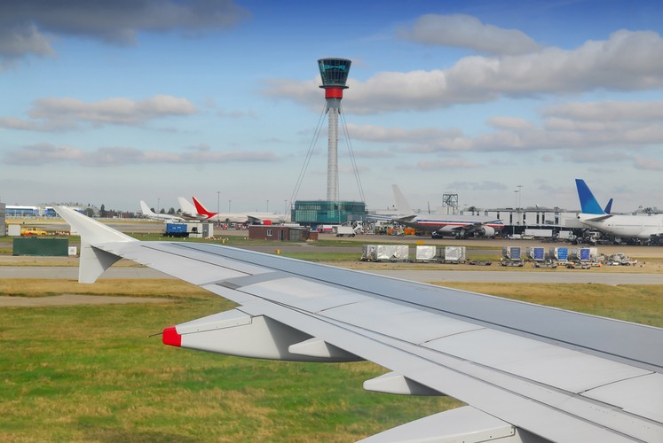 10. miejsce - Heathrow – największe pod względem odprawianych pasażerów lotnisko w Europie. Londyńskie lotnisko Heatrhow w 2012 roku obsłużyło 70 mln pasażerów. Pasażerowie są obsługiwani w jednym z pięciu terminali. Heathrow jest jednym z pięciu portów lotniczych obsługujących metropolię londyńską (obok City, Gatwick, Stansted oraz Luton), i jedynym z dwu (oprócz portu City) leżącym na obszarze Wielkiego Londynu.