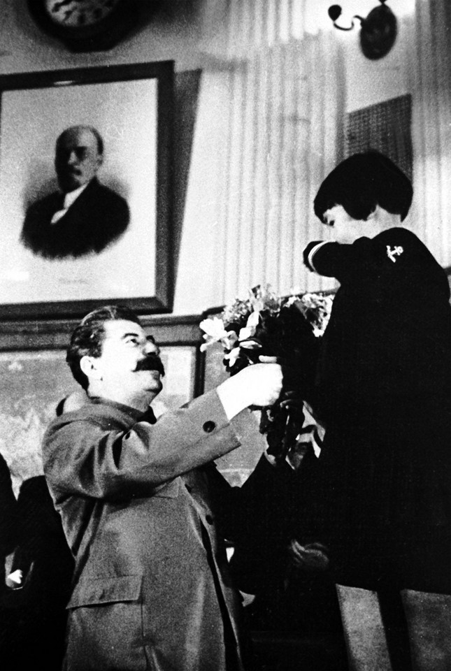 Józef Stalin biorący małą dziewczynkę na ręce
