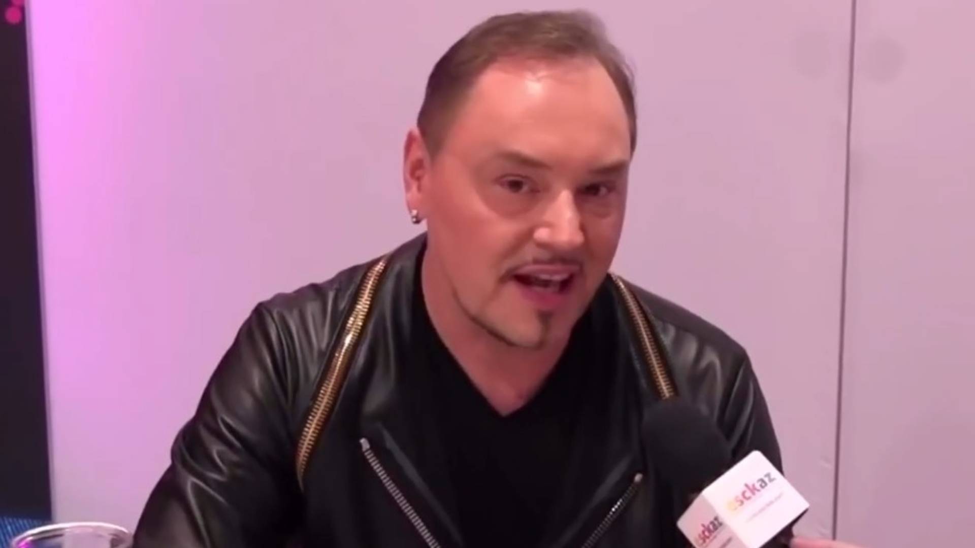 Knez koji priča engleski je ponovo postao viral i smejemo se grohotom