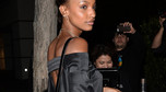 Jasmine Tookes w koszulce z odkrytymi plecami