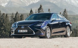 Lexus ES 300h ostro tanieje. Oszczędna hybryda robi wielką różnicę