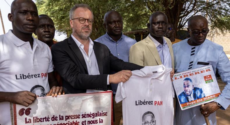 Le secrétaire général de RSF, Christophe Deloire, participe à une manifestation pour la libératiob du journaliste sénégalais Pape Alé Niang
