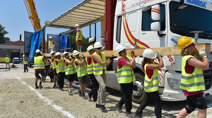 Több száz egyetemista építi a jövő házait a szentendrei szoláris faluban