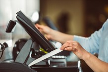 Nie bierzecie paragonu ze sklepu? Kary to nawet kilka tysięcy złotych. Skarbówka ostrzega. Klient też może mieć problemy