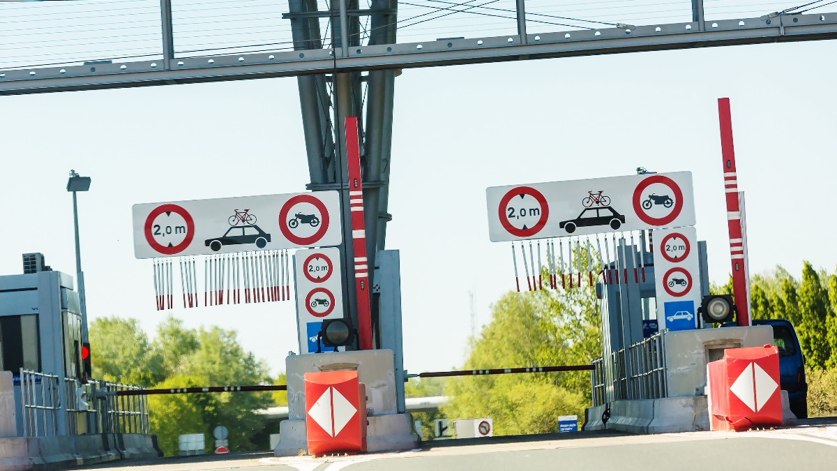 Un șofer a plătit o amendă de 425 de euro după ce a trecut pe sub o barieră de taxare ridicată și defectă, în Franța