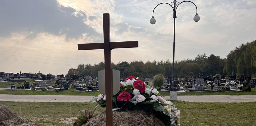 Radiowóz nie stoi już obok grobu w Elblągu. Policjanci znaleźli lepszy sposób, żeby go pilnować. Teraz robią to z ukrycia