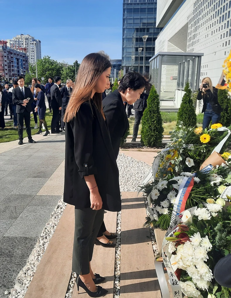 Zamenica gradonačelnika Beograda položila je danas venac na Spomen-ploču kineskim novinarima poginulim u bombardovanju