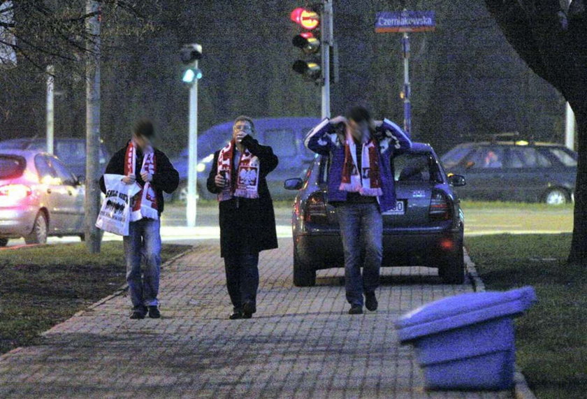 Poseł Czarnecki pije przed meczem