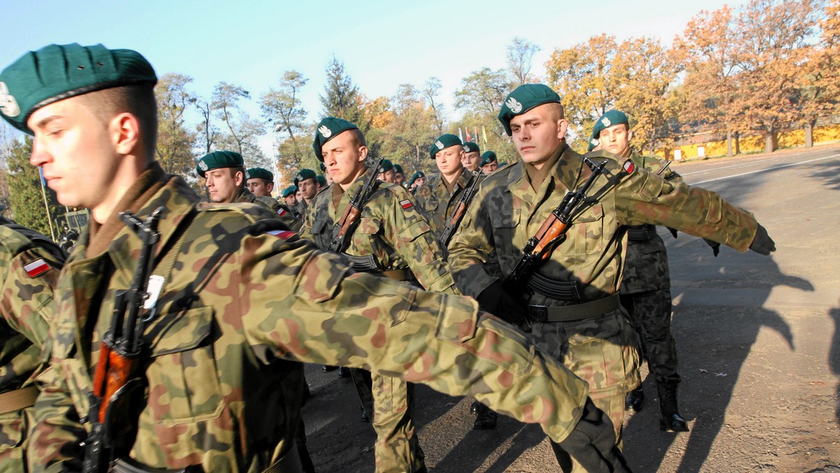 Prawie 160 żołnierzy z Narodowych Sił Rezerwowych przyjętych zostało do zawodowej służby wojskowej. Ceremonia odbyła się na poligonie w Nowej Dębie w podkarpackiem. To pierwsza taka uroczystość w historii NSR.