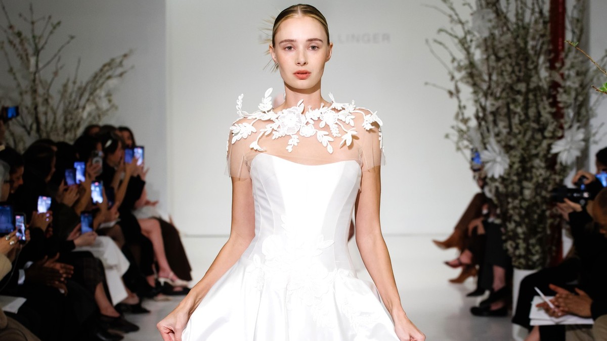 Najmodernije venčanice: U trendu je slojevitost, nose se slip haljine, a devedesete caruju i na venčanjima -  Venčanica kreatorke Mire Zvilinger 