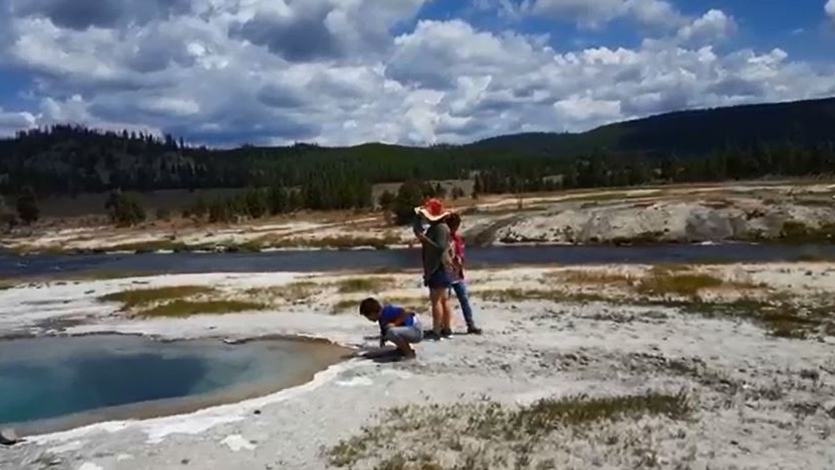 Turyści z Tajlandii nie przejęli się zakazami oraz konsekwencjami ich złamania. Podczas wizyty w parku Yellowstone weszli do strefy, gdzie gejzery "mogą ich ugotować". Jak podaje serwis news.com.au, w tym miejscu temperatura pary wydostającej się do atmosfery sięga nawet do kilkuset stopni Celsjusza.