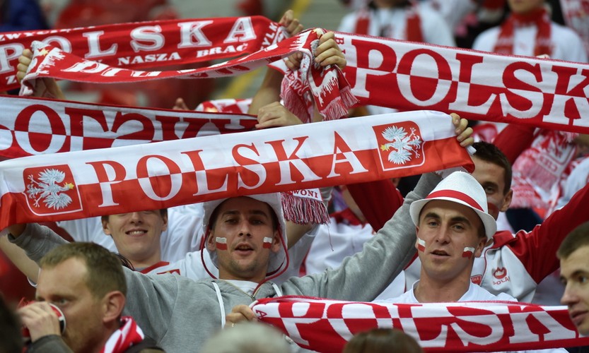 Polak Arkadiusz Milik (L) fetuje z Arturem Jędrzejczykiem (P) strzelenie bramki drużynie Szkocji na 2-2 podczas meczu eliminacyjnego piłkarskich mistrzostw Europy