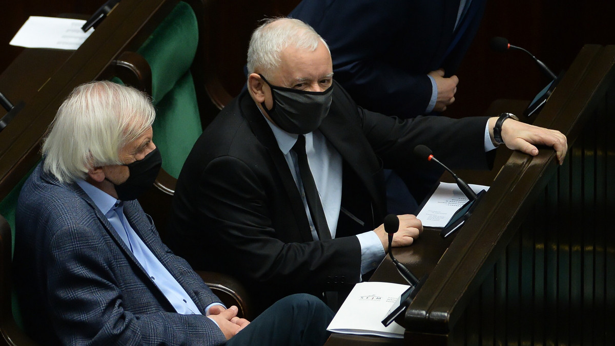Kaczyński: kto nie podniesie ręki za zmianą konstytucji, dokłada się do zbrodni