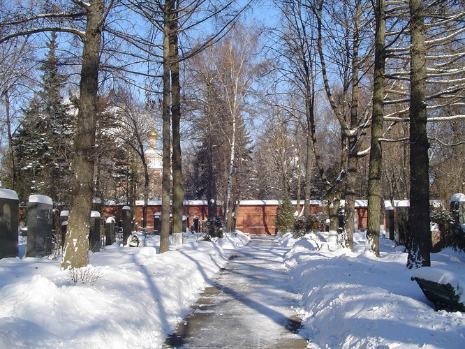 <b>Cmentarz Nowodziewiczy (ros. Новодевичье кладбище) </b> - – moskiewski cmentarz położony przy monasterze Nowodziewiczym. Miejsce spoczynku wielu zasłużonych Rosjan [Wiki]<br>

Tutaj pochowano m. in. Siergieja Eisensteina, Nikołaja Gogola, Antoniego Czechowa, Michaiła Bułhakowaikitę Chruszczowa i Ilje Erenburga.