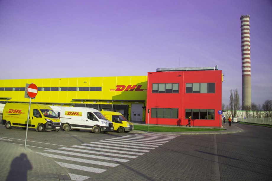 Sortownia DHL-u w Mosznie-Parceli znajduje się ok. 30-40 minut jazdy samochodem od centrum Warszawy