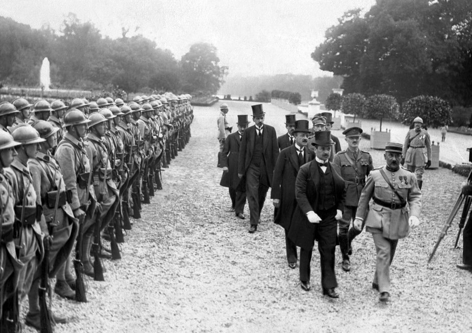 Delegația maghiară pe cale de semnare a Tratatului de la Trianon, iunie 1920.