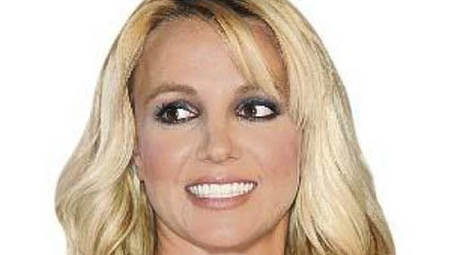 Félmeztelenül festeget otthon Mariah Carey dalára Britney