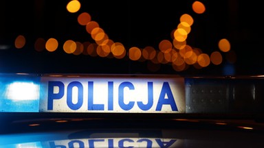 24-latek wyprzedzał na przejeździe kolejowym, a potem uciekał przed policją