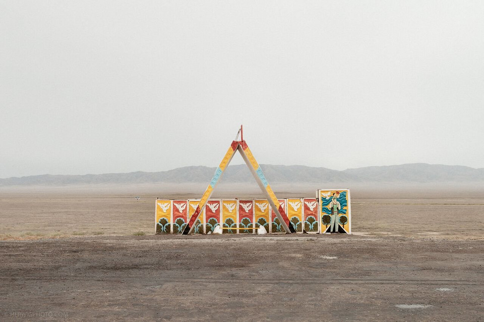 Ten dziwny przystanek autobusowy został przez Herwiga zauważony na środku pustyni Charyn w Kazachstanie