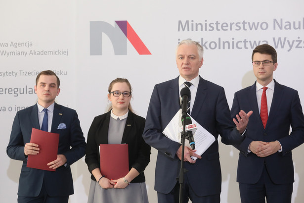 Minister nauki i szkolnictwa wyższego Jarosław Gowin i przedstawiciele NZS.jpg