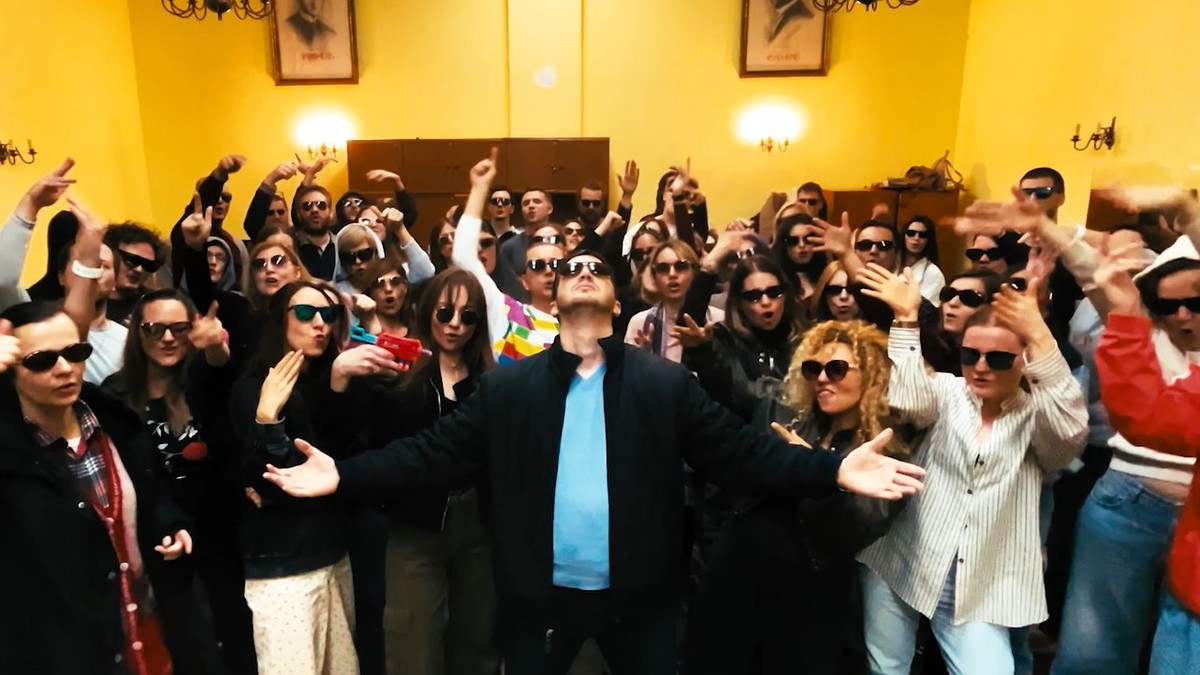 (VIDEO) Uz pomoć bake Zlate snimio NAJSMEŠNIJI CV: Sve je počelo kao očajnički potez da dođe do posla i tenora, pa preraslo u MEGA HIT na društvenim mrežama