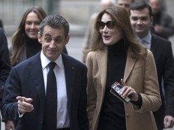 To się dzieje naprawdę: Carla Bruni-Sarkozy wygląda jak kiedyś Michael Jackson. FOTO