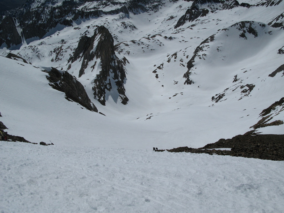 Podejście na Pico de Posets , widok z śnieżnych pól podszczytowych